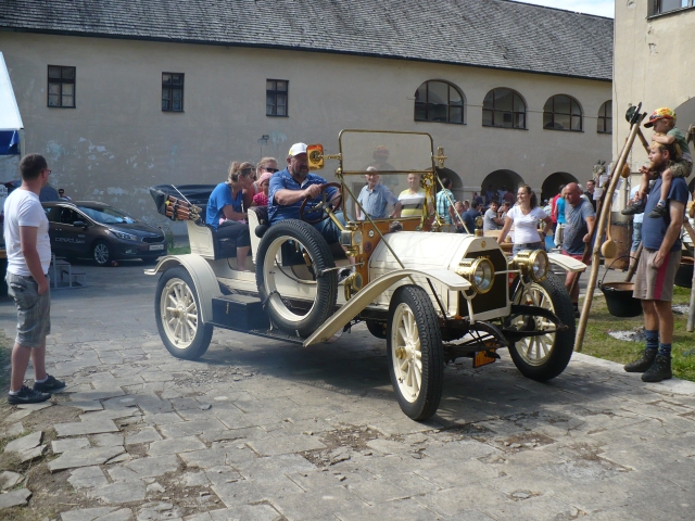Výstava historických vozidiel - kaštieľ Krasňany 20.07.2013
